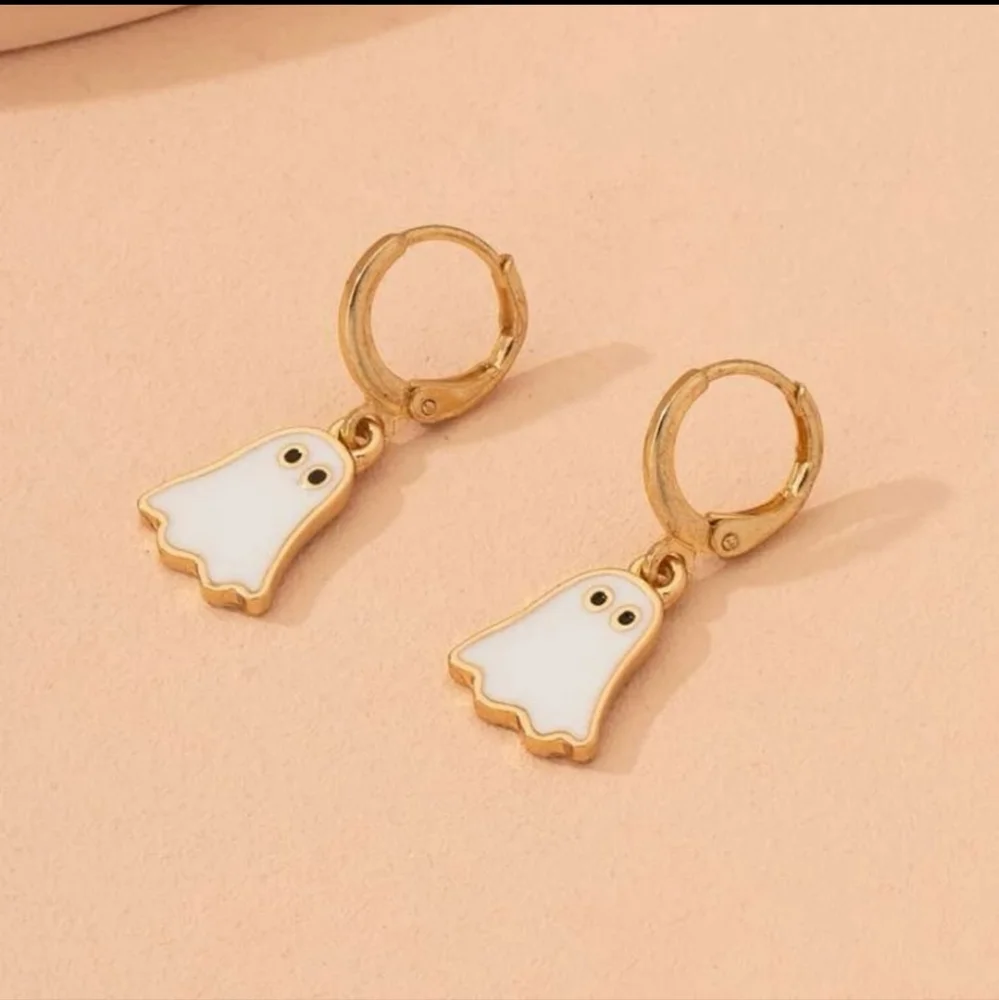 Ghost Earings - Picture 4 of 4